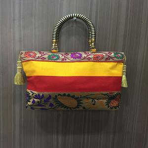 Fournisseur indien de sacs à main en soie artisanale pour femmes, fermeture à glissière légère, durable et élégante pour un usage quotidien traditionnel. - Product Image 3