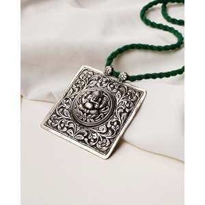 Colgante Religioso de Plata 925 Noor Chitai Ganpati con Patrón de Cruz y Piedras Principales de Cuarzo y Ágata, India - Product Image 1