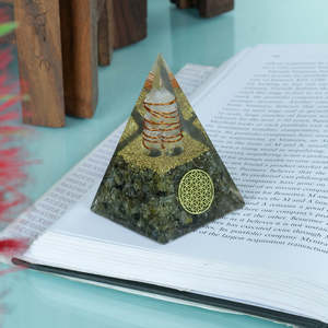Pyramide d'énergie en labradorite faite à la main en gros, bobine de cuivre, point de cristal, protection contre les ondes électromagnétiques, guérison des chakras, Feng Shui - Product Image 6