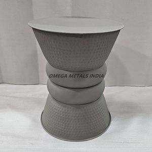 Elegante mesa de centro redonda gris con un diseño robusto de pedestal hecho de material de piedra duradero perfecto para espacios de vida modernos - Product Image 3