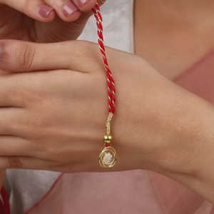 Pendentifs et breloques en diamant doré pur Affection Lumba Rakhi élégant - Product Image 4