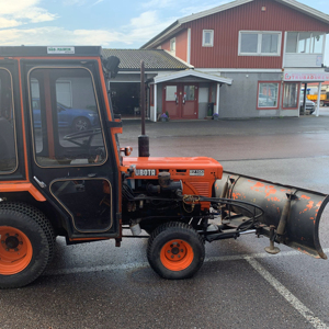 Tracteur agricole à roues Kubota B7100 35 CV avec composants essentiels : moteur, pompe à engrenages, boîte de vitesses pour les exploitations agricoles - Product Image 1