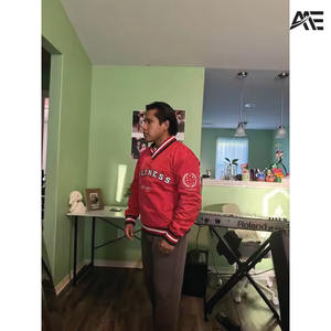 Chaqueta Varsity Personalizada con Cuello en V para Hombre y Mujer – Ropa Deportiva Elegante con Logotipo Bordado en Color Granate, Sudaderas con Capucha - Product Image 6