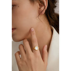 Anello Ovale in Madreperla e Oro - Elegante Gioiello - Product Image 3