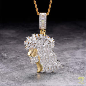 Bijoux religieux bicolores glacés avec baguette et diamants ronds de laboratoire VVS pour un look audacieux - Product Image 3