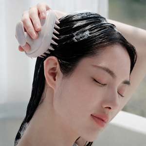 Brosse <span class=keywords><strong>de</strong></span> massage du cuir chevelu en silicone double face 2-en-1 avec poils longs et courts pour le lavage des cheveux et les soins des cheveux mouillés - Product Image 5