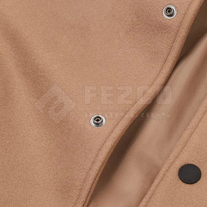 Veste Letterman surdimensionnée pour homme Manteau d'hiver confortable avec col montant et logo avant Matériau durable - Product Image 5