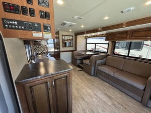 รถบ้านมือสอง F-L-E-E-T-W-O-O-D-RV F-L-A-I-R 31A รุ่นปี 2017 สมรรถนะสูง ยาว 36 ฟุต รับน้ำหนักได้ 2000 กก. สีเข้ม ขาย - Product Image 3