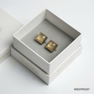 Une paire de boutons de manchette plaqués or 18 carats avec pierres précieuses Fengshui en agate blanche facettée (MSDATRG007) de la collection Tinh Vu - Product Image 3