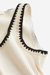 เสื้อครอปแขนกุดถักแบบสั่งทำขายส่ง ผ้าสแปนเด็กซ์/โพลีเอสเตอร์ ระบายอากาศได้ดี เป็นมิตรกับสิ่งแวดล้อม คอเสื้อสีขาวแบบริบ - Product Image 2