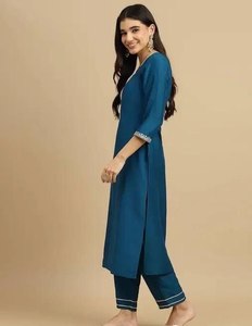 ชุดคุर्ติผ้าเรยอนลายสลับสำหรับผู้หญิง พร้อมกางเกงและผ้าคลุมไหล่ ปักลาย แขนสามส่วน ขายส่งสำหรับธุรกิจ B2B - Product Image 3