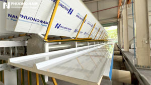 Panel Sándwich de Aislamiento Térmico Alto PIR de 100 mm Phuong Nam, Sistema de Techo Moderno Resistente al Fuego para Cuartos Limpios, Hospitales y Cámaras Frigoríficas - Product Image 3