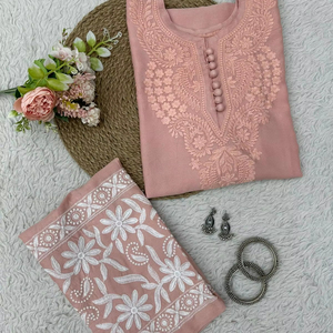 Ensemble de costume de créateur de couleur Signature opulente en mousseline lourde de qualité supérieure avec doublure intérieure sans couture et travail de fil exquis - Product Image 1