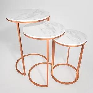 लिविंग रूम के लिए सफेद प्राकृतिक संगमरमर शीर्ष नेस्टिंग टेबल का उपयोग, 3 गुलाबी सोने की धातु नेस्टिंग साइड कॉफी टेबल इंटीरियर डिजाइन का सेट