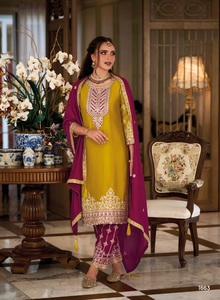 Traje Salwar Kameez de tela crepé premium con bordado pesado para mujer, en oferta online. - Product Image 4