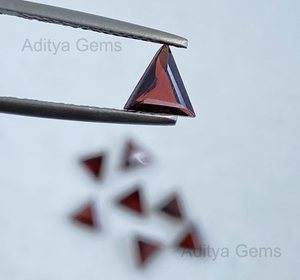 Granate Natural Triángulo Trillón corte Facetado 2mm a 25mm Piedras preciosas sueltas Directo de Jaipur Fabricante Precio al por mayor Joyería - Product Image 1