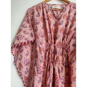 Caftán Informal Peachy Peacock de Tela Suave Tejida - Product Image 4