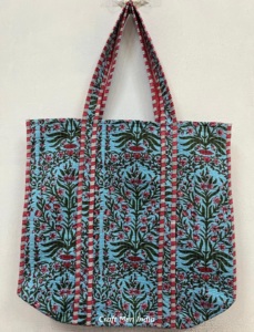 Vente en gros de sacs fourre-tout brodés à motifs floraux pour femmes sacs à bandoulière matelassés pour cadeaux de mariage et de voyage style promotionnel - Product Image 4