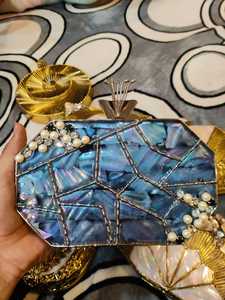 Dompet resin buatan kustom dengan pola yang kompleks termasuk casing kuningan ideal untuk dijual kembali oleh tas dan toko aksesori mode