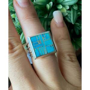 Bague délicate en platine Karla Chavez Fine Jewelry avec incrustation de turquoise Kingman à coupe lisse et argent sterling, taille 7.5, pour un usage quotidien - Product Image 2