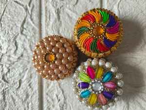 Pequeño Haldi Kumkum Box Kumkum Holder Roli Chawal Holder Puja Favores Boda india y regalos de devolución Diseño surtido - Product Image 5