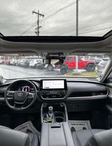 Toyota Highlander SUV 2024 avec intérieur en cuir foncé, options essence et électrique 4L et 8L, boîte de vitesses manuelle et automatique, jantes R17 et R20 - Product Image 4