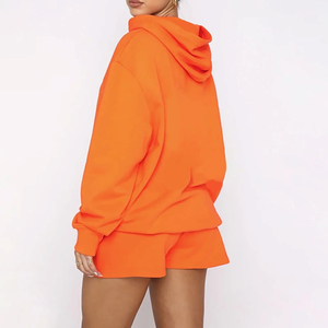 Vêtements de sport d'hiver pour femmes de qualité supérieure Logo personnalisé Ensemble sweat à capuche et short en polaire deux pièces avec coupe régulière - Product Image 4