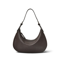 Sac à bandoulière marron clair pour femme, forme croissant, fermeture éclair supérieure, sangle unique, texture grainée, ouverture supérieure incurvée, bordure noire.