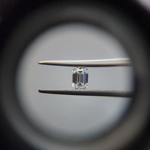 เพชรทรงแฟนซีคุณภาพสูง ผลิตในห้องปฏิบัติการ ได้รับการรับรองความใสระดับ VS2 สำหรับเพชรทรงเหลี่ยมมรกตสีขาวคุณภาพเยี่ยม - Product Image 4