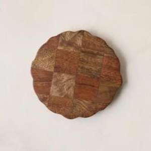 Tabla de cortar de madera que funciona como salvamanteles para sartenes calientes, ollas o platos recién horneados. - Product Image 1