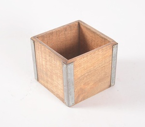 Boîte de rangement en bois de manguier coupée à la main avec bords en métal Fabricant personnalisé Vente en gros directe d'usine - Product Image 1
