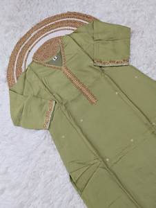 Ensemble Kurti, Bas et Dupatta pour femmes ou filles, avec un magnifique design de col, des couleurs vives et un style chic, idéal pour la routine quotidienne et les fêtes de bureau. - Product Image 3