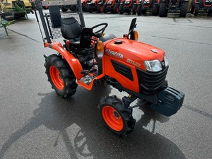 รถแทรกเตอร์อเนกประสงค์ขนาดเล็ก Kubota B1121 21 แรงม้า ขับเคลื่อน 2 ล้อ สีแดง เครื่องยนต์ดีเซล รถแทรกเตอร์สำหรับงานเกษตร ระบบเกียร์ขับเคลื่อน ประสิทธิภาพสูง ความปลอดภัยสูง - Product Image 3