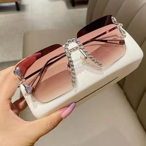 Les lentilles en verre de haute qualité offrent une vision cristalline, améliorant ainsi le style et la clarté visuelle lors des fêtes et des événements. - Product Image 3