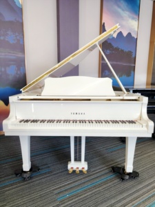 Piano de cola Yamaha C3A de 88 teclas, blanco pulido, estilo clásico, montaje en suelo, tapete de sonido de madera 4634681 - Product Image 1