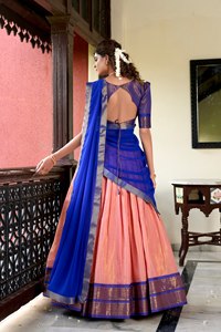 Belle soie traditionnelle Banarasi Lehenga Choli à la demande avec tissage Zari en or complexe pour les mariées - Product Image 2