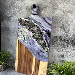 Planche à découper en résine inspirée de l'océan faite à la main avec des tons de couleur bleu de mer excellente pour les planches à fromage et les plateaux à dessert - Product Image 3