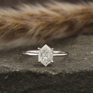 Anillo de compromiso de diamante de corte hexagonal cultivado en laboratorio, anillo de regalo de ajuste de solitario lujoso con certificado IGI de oro macizo de 18K para mujer - Product Image 1