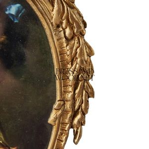 Cadre ovale en laiton antique avec des détails de feuilles ornées représentant une œuvre d'art portrait européen classique dans un style vintage - Product Image 2