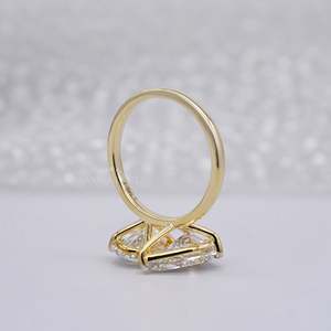 Anillo de Compromiso Toi Et Moi con Certificación IGI, Diseño de Dos Piedras con Diamantes Ovalados y en Forma de Pera - Product Image 5