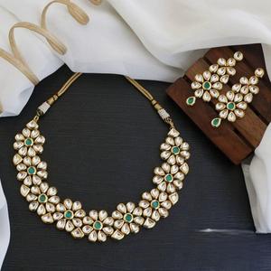 Ensemble de bijoux de mariée Kundan traditionnel pour femmes Floral plaqué or en laiton pierres vertes Floral Kundan tour de cou pour les mariages fêtes - Product Image 1