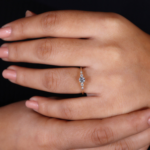 Anillo de Compromiso con Diamante Cultivado en Laboratorio, Corte Redondo y Delicado, Engastado en Garras, en Oro Amarillo para Mujer - Product Image 3