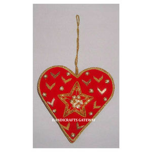 Diseñador indio hecho a mano en forma de corazón en bordado Zari dorado con trabajo de cuentas adorno colgante de Navidad para decoración del hogar - Product Image 1