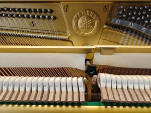 เปียโนอะคูสติกยามาฮ่า UX สีดำ สำหรับนักดนตรีมืออาชีพ เปียโนมือสองจากญี่ปุ่น ไม้แท้ 88 คีย์ - Product Image 5