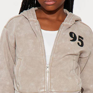 Traje de jogging con bolsillos laterales Traje Último diseño Chándal recortado de tela suave con capucha con cremallera Conjunto Colores y tamaños personalizados - Product Image 2