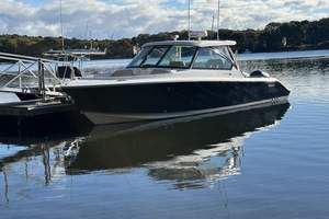 Lancha de Recreo Ligera de Alta Eficiencia, Impulsada a Mano, 2016 Pursuit DC 325, Doble Consola - Product Image 4