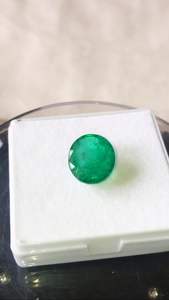 Esmeralda natural, forma ovalada y Esmeralda de calidad AAA con excelente brillo, hermosa pieza y perfecta para cualquier tipo de joyería - Product Image 3