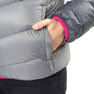 Doudoune isolée pour femmes offrant une chaleur supérieure et une protection contre les intempéries idéale pour les sports d'hiver - Product Image 4