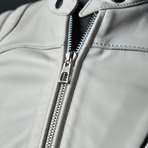 Ensemble veste et pantalon en cuir de moto, combinaison de course deux pièces personnalisée avec armure approuvée CE, panneaux imperméables et système d'airbag - Product Image 6