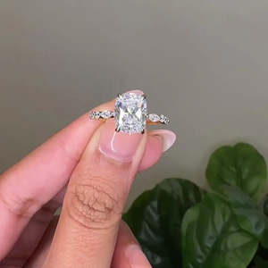Bague de fiançailles avec accent en diamant de laboratoire certifié IGI 3,60 carats total, couleur D-E-F, pureté VVS-VS, style coussin - Product Image 1